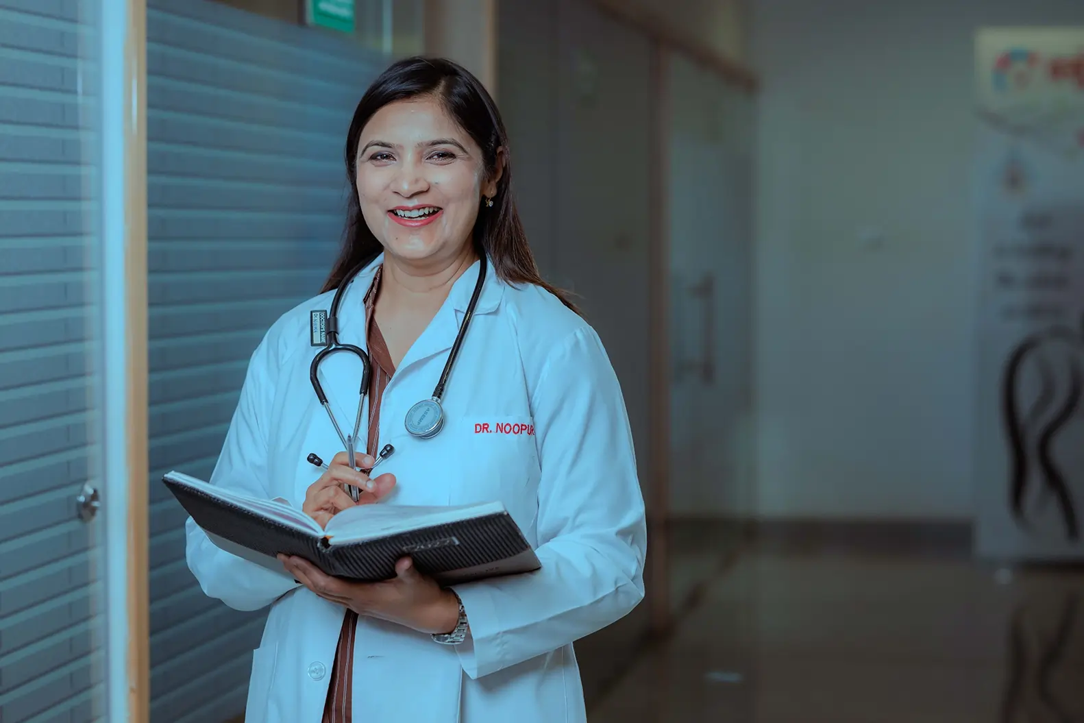 Dr. Noopur counseling patient in clinic Lucknow